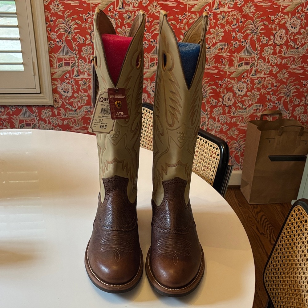 Ariat NWT Brown and Tan Cowboy Boots